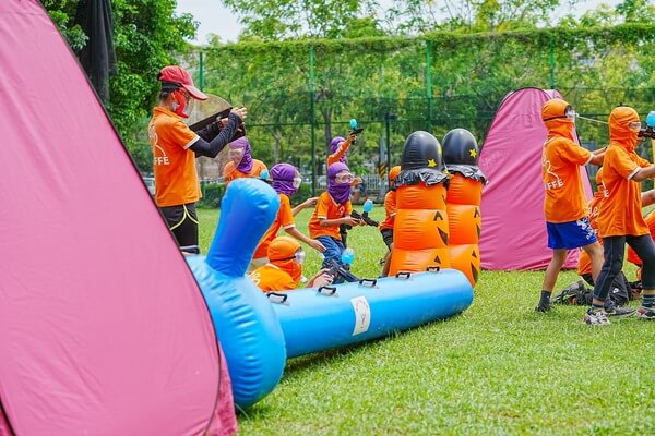 專業水彈場地佈置怎麼拍照都好看：安親班戶外教學夏令營最專業安全推薦商家（台南長頸鹿美語歸仁分校多元水彈戶外教學）