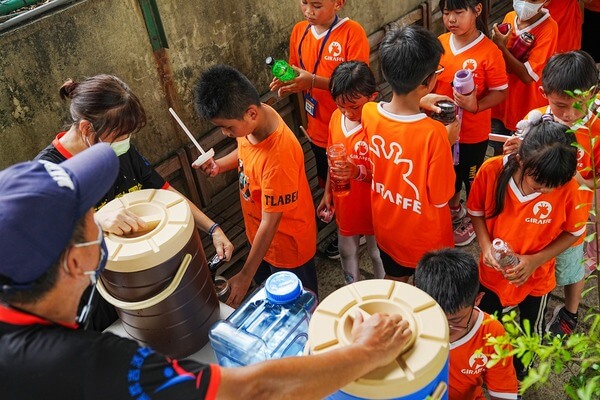 隨時做到飲料補充與服務：台南長頸鹿美語歸仁分校多元水彈戶外教學活動（全台最專業水彈商家帶領）