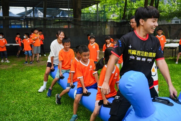 讓低年級孩童也能體驗（專人協助與帶領）：安親班戶外教學夏令營最專業安全推薦商家（台南長頸鹿美語歸仁分校多元水彈戶外教學）