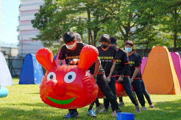 充氣毛毛蟲（陸上行舟、陸上龍舟）趣味競賽：熊麻吉活動團隊為此設備帶領最專業及唯一商家