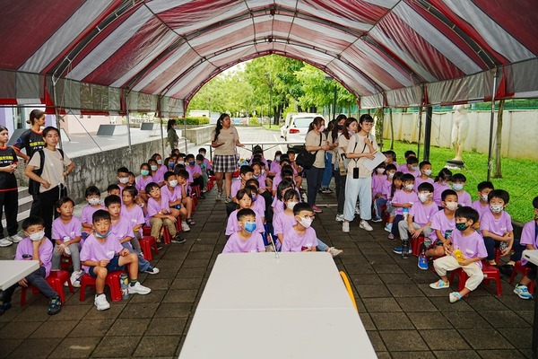 展演中心左方之停車場：搭設帳棚後舒適環境（安親班戶外教學）