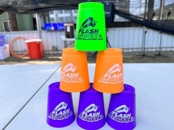 多種顏色彩色疊杯：由熊麻吉活動團隊全程提供主持、規劃、設計、道具設備租用（租借）商家（廠商），針對親子活動、家庭日、公司競賽、校慶活動、戶外教學之帶領