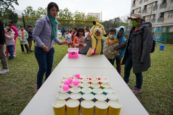 滿足孩童創新與多元各式活動：定點跳遠團康遊戲