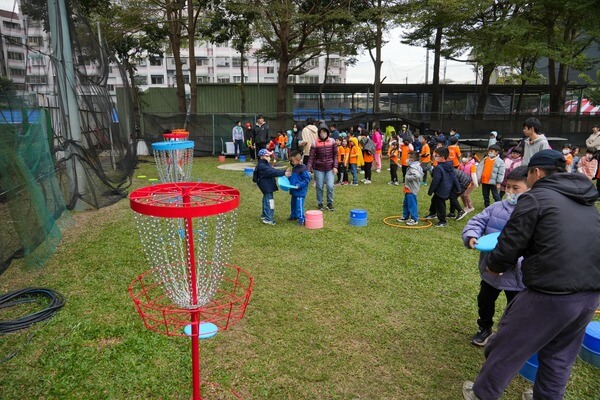 一次五組同時進行飛盤高爾夫趣味競賽（戶外教學）