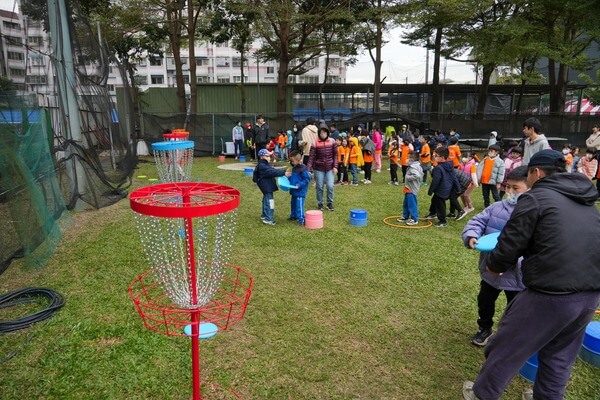 一次五組同時進行飛盤高爾夫趣味競賽：不僅設備道具完善充足人力展現專業流程