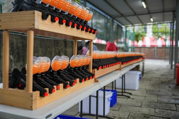 100隻水彈槍整齊排列：擁有最完善裝備及最多元歡樂課程商家