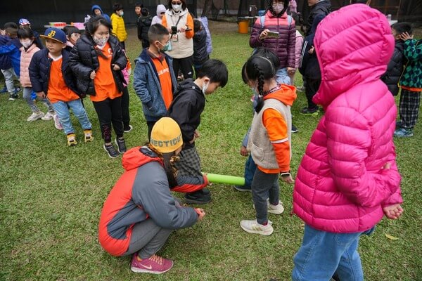 團康活動同時進行（每組均有專人協助）：一個設備完善人力充足多元課程之商家，安親班戶外教學最佳選擇與信賴及團康活動及趣味競賽設備道具租借（租用）