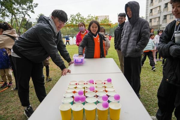 團康活動（定點跳遠）：熊麻吉活動團隊針對安親班戶外教學免費帶領多種團康活動遊戲