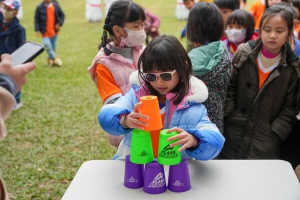 團康活動（疊杯接力、眼明手快）：只有多元課程才能培養孩童不同方式學習及成長