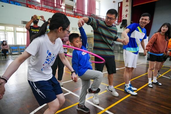 充滿歡樂親子關係與互動：熊麻吉活動團隊專業帶領團康遊戲趣味競賽，提供活動設備出租（租用），針對公司、團體、政府機關、學校、安親班、家庭日活動規劃及設計