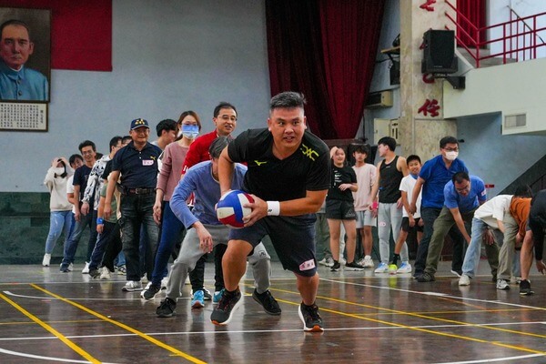 你丟我撿趣味競賽：全力衝刺永不放棄（室內）