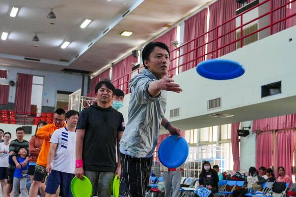 適合戶外室內均可之團隊活動：任我遨翔（飛盤高爾夫）趣味競賽