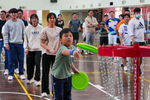 老少咸宜休閒活動：任我遨翔（飛盤高爾夫）趣味競賽活動～熊麻吉活動團隊擁有專業帶領各項公司、家庭日、安親班、政府機關等室內或戶外各項競賽活動