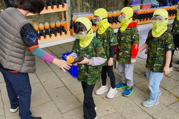 要求孩童排隊方式領取水彈槍枝後進場