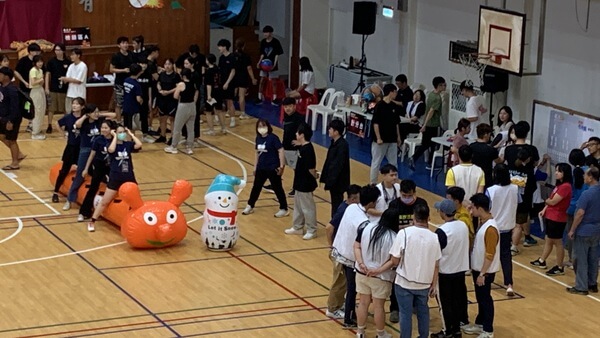 集合工作人員賽前規則說明～龍來勝青年趣味運動會