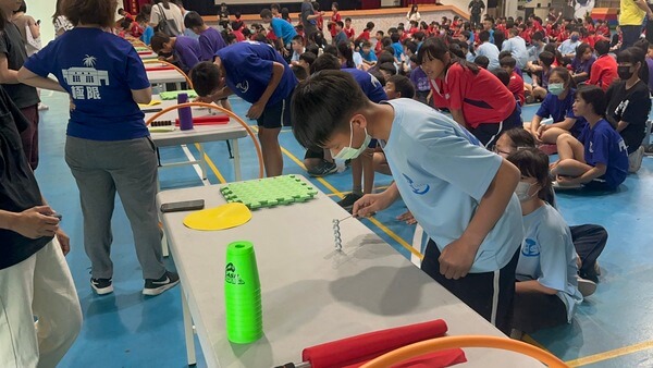 透過競賽培養孩童抗壓性～巴黎鐵塔趣味競賽：台中岸裡國小兒童節趣味競賽活動，本活動設計規劃帶領與租用商家，由熊麻吉活動團隊全程到場服務，多元團康活動及趣味競賽成為日後校園校慶活動最佳典範，找值得信賴與推薦專業商家，讓學校師生充滿快樂回憶與期待