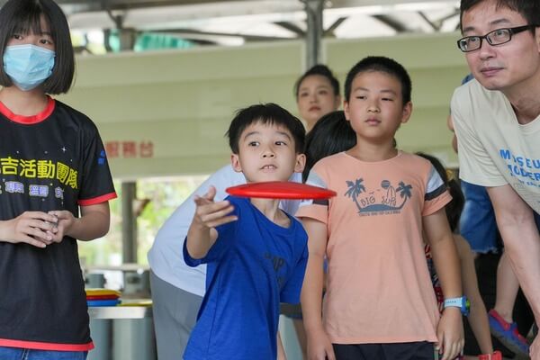 完善設備+充足人員下讓孩童也更專業：熊麻吉活動團隊提供飛盤高爾夫設備做為趣味競賽為全台首創