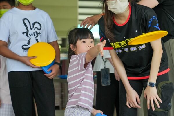 孩童也喜愛的戶外休閒活動～飛盤高爾夫：熊麻吉活動團隊提供飛盤高爾夫設備做為趣味競賽為全台首創