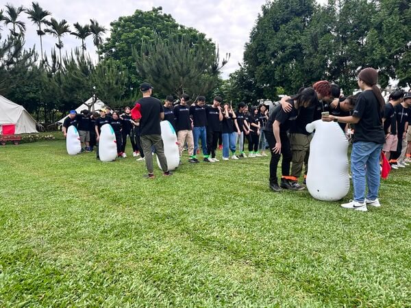 太空漫步趣味競賽：競賽就是要同時進行才夠刺激
