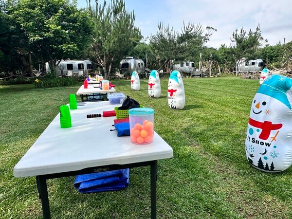 尊博科技活動前完成場地佈置就緒（橘色三食）