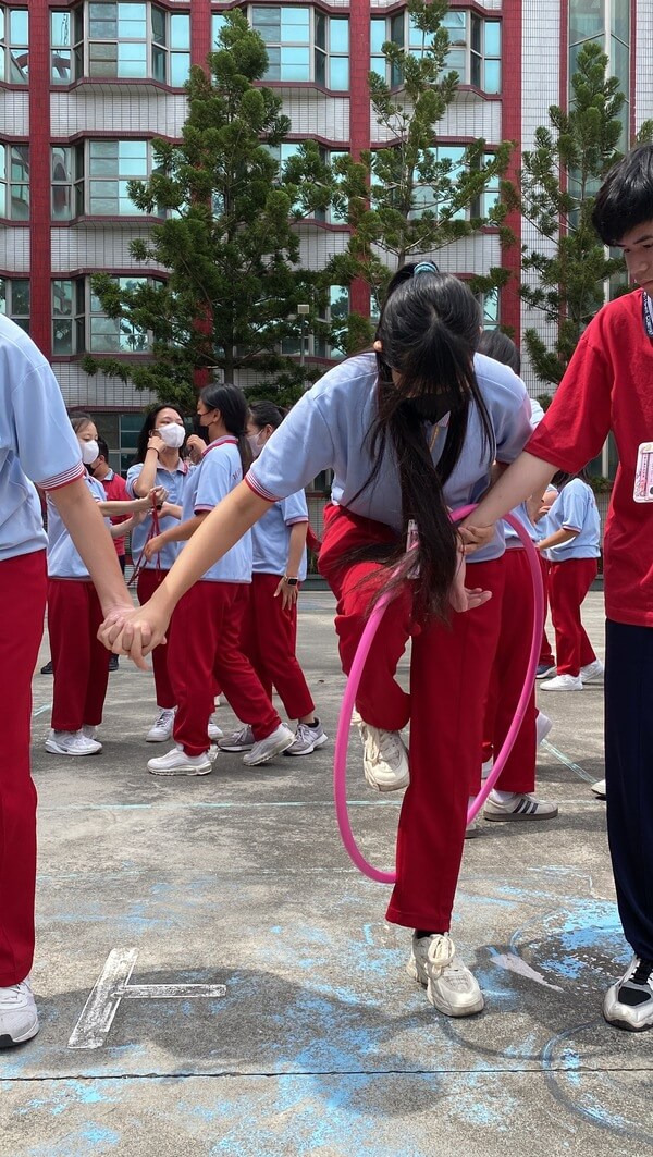 穿越時空團康遊戲：手牽手心連心共同爭取佳績