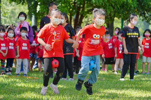 雙人同行趣味競賽：芝麻街美語戶外教學