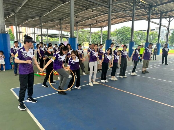 穿越時空團康遊戲可發揮團合作精神凝聚士氣（濟世中醫診所公司活動）