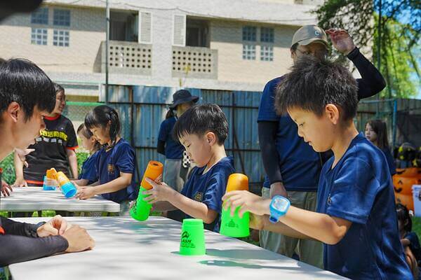 杯觥交錯團康遊戲：同組雙人同時進行（里仁學苑戶外教學）