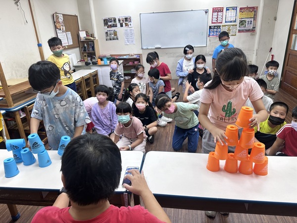 眼明手快團康遊戲（御苗園夏令營於安親班教室內進行）