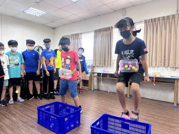 御苗園夏令營（安親班教室內進行）扭腰擺臀趣味競賽