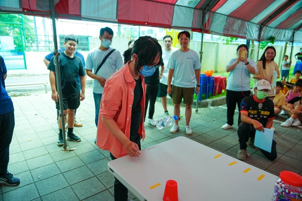 活動透過競賽增加緊張與刺激性（屹立不搖團康遊戲）