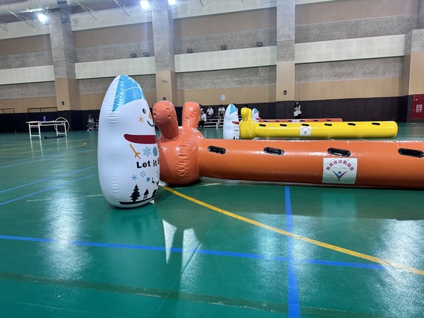 一次進行三隻陸上行舟（毛毛蟲）趣味競賽