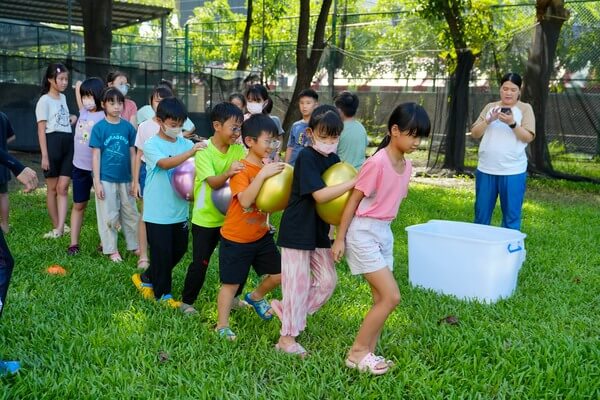 輕軌行駛趣味競賽（米平方戶外教學）