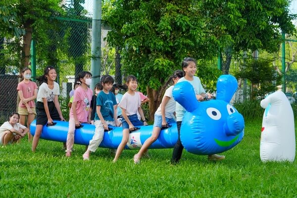 米平方戶外教學：孩童型充氣毛毛蟲趣味競賽