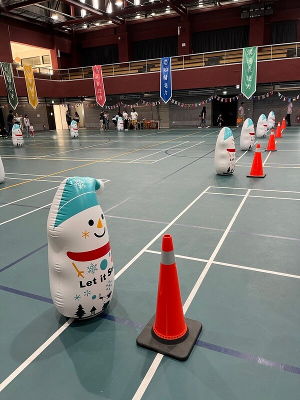 最可愛的充氣雪人不倒翁做為折返點（為升電裝公司家庭日活動）