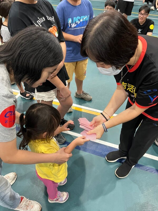 孩童採取現場抽籤方式決定組別（為升電裝公司家庭日活動）