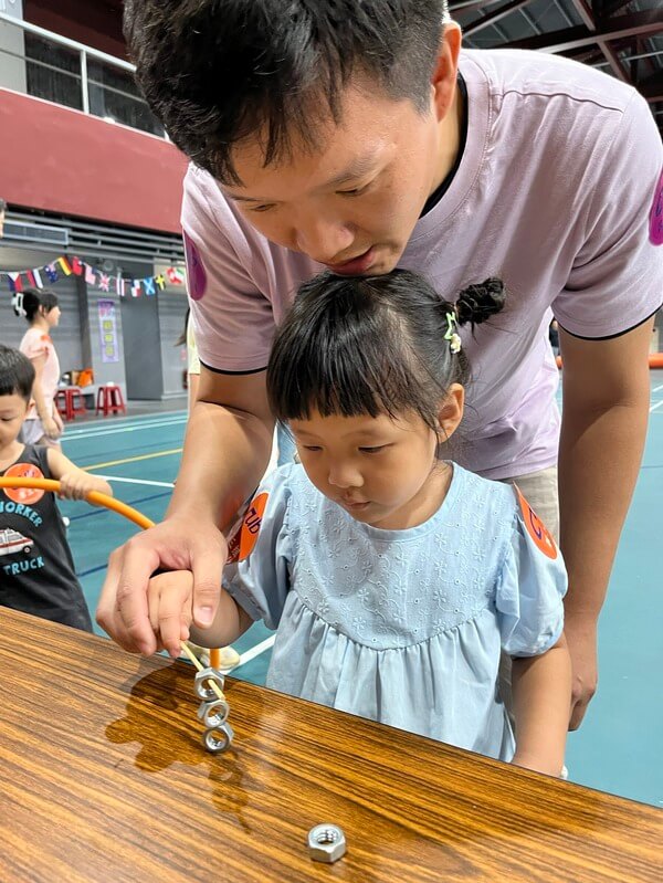 建立親子關係與親子互動（巴黎鐵塔團康遊戲）