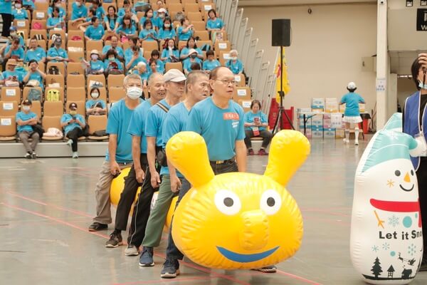 長青年齡也能參加毛毛蟲趣味競賽（熊麻吉活動團隊到場親自帶領）