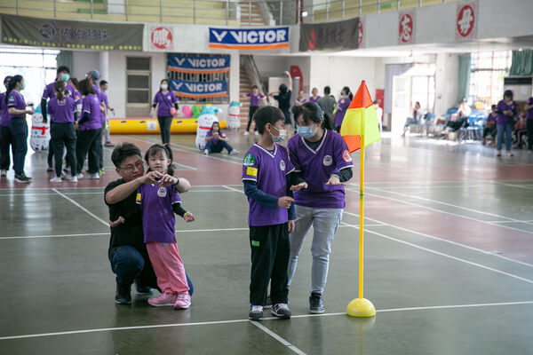 眼明手快團康遊戲：家庭日活動透過比賽前也能增進親子互動（賽前媽媽重點叮嚀）