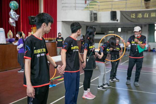 由熊教練親自帶領講解其隊員共同示範技巧（穿越時空團康遊戲）