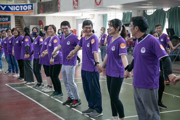 手牽手心連心開心迎接每項遊戲與勝利
