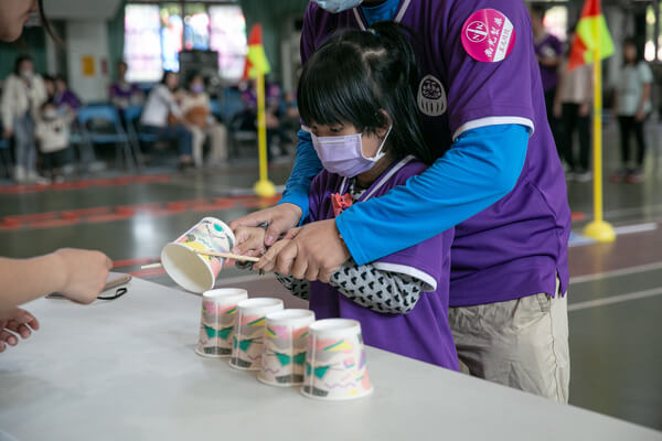 家庭日讓年齡幼小孩童也能在父母陪同下建立親子同樂（敏捷行動趣味競賽）
