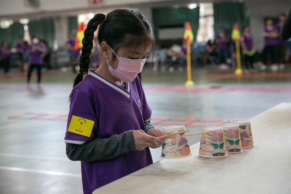 看似簡單遊戲透過競賽，也能培養孩童專注力及抗壓性（敏捷行動趣味競賽）