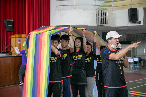 由熊麻吉活動團隊親自示範技巧與比賽規則（時來運轉趣味競賽）