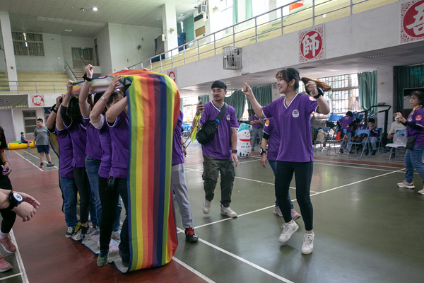 自己隊伍之隊員也從旁協助及加油打氣發揮同事愛（時來運轉趣味競賽）