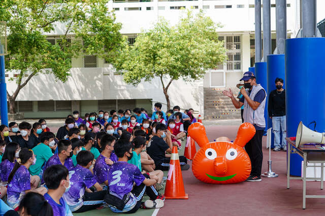 任何充氣毛毛蟲（陸上行舟）趣味競賽，我們都是親自場地佈置、示範、帶領服務