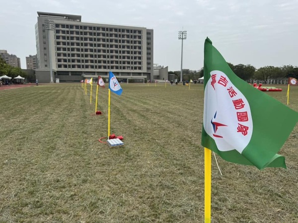 客制化旗幟桿全面取代充氣不倒翁，讓我們在在場地佈置更專業亦可縮短作業流程