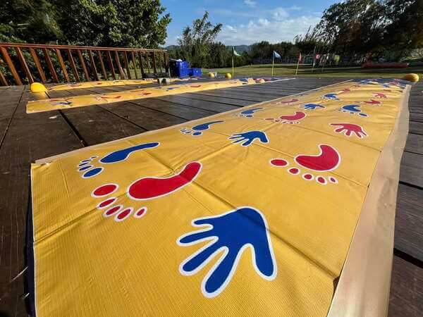 手忙腳亂道具準備（因風勢較大故需用膠帶固定）