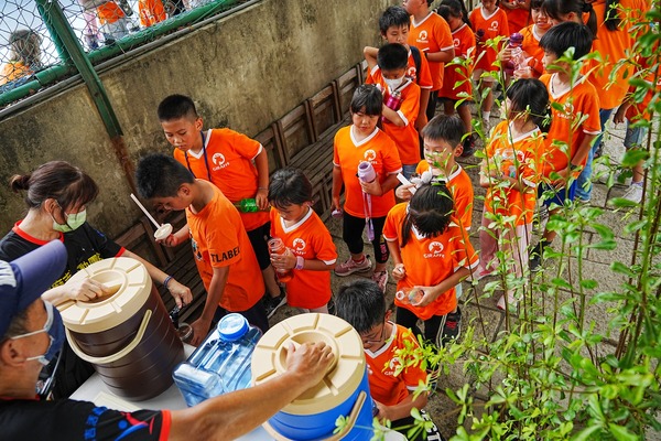 排隊代表好喝也達到運動流汗效果，這就是戶外教學中我們最溫馨的證明