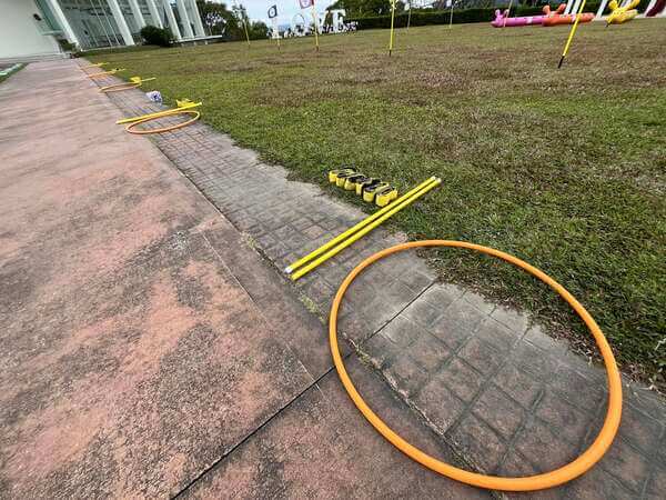 場地佈置：三項團康趣味競賽道具及熊麻吉旗幟桿五組依序準備就緒
